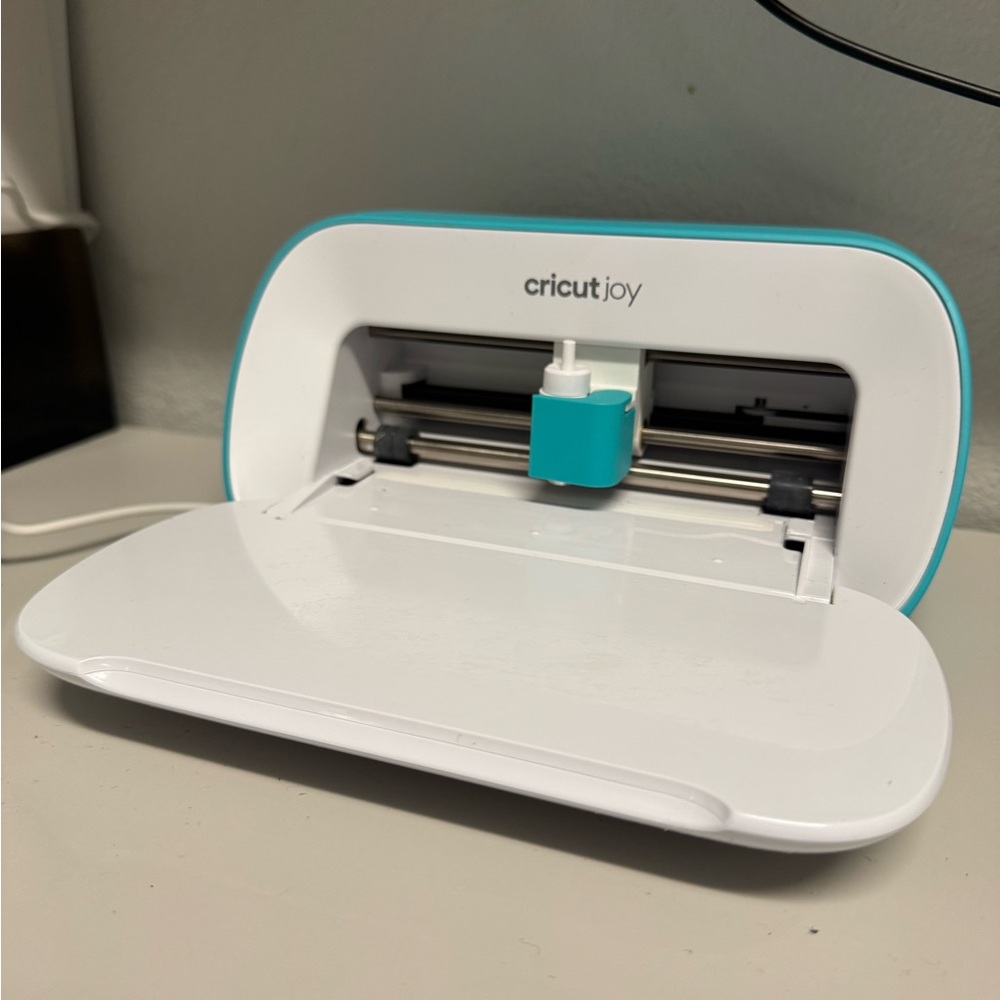 Cricut Joy mini cutting machine w/ extras - Picture 2 of 6